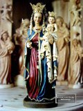 Madonna im edlen Gewand mit dem Jesuskind auf dem linken Arm. Im Hintergrund sind weitere Heiligenfiguren zu sehen.
